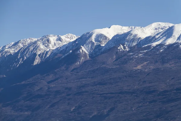 Снежная гора зимой — стоковое фото