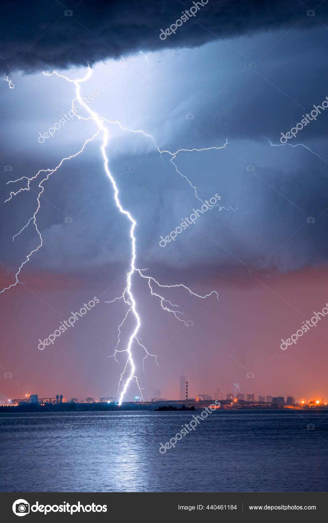 Trovoada Forte Com Relâmpagos Sobre Cidade — Foto © agogolin #440461184, image size:1067x1700