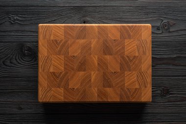 Tahta arka planda kesme tahtası, üst görünüm