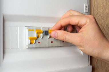 eller RCD düğmesini açar