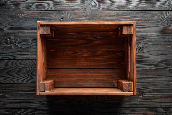 пустой деревянный ящик на деревянном столе, вид сверху