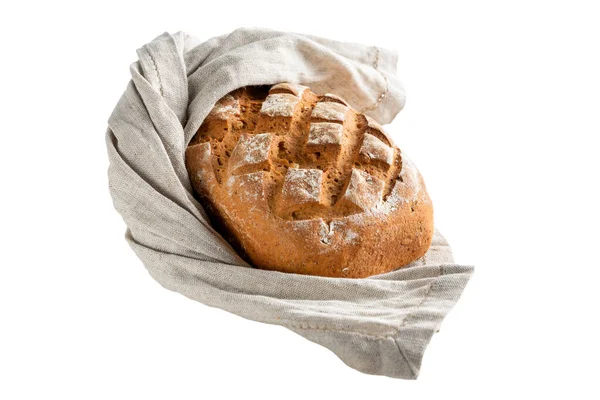 Chleb Żytni Ręczniku Kuchennym Izolowanym Białym Tle — Zdjęcie stockowe