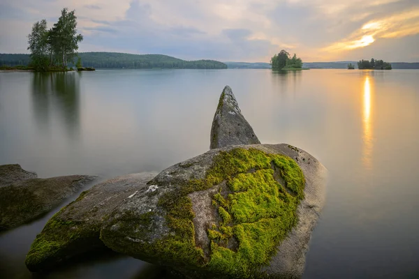 Vackert Landskap Med Relief Förgrund Vid Solnedgången Lång Exponering — Stockfoto