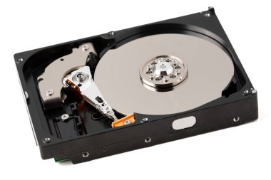 parçalanmış sabit disk sürücüsü beyaz arkaplanda izole edildi