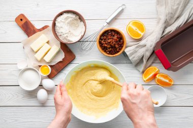 İçindekilerle kuru üzümlü turta yapma işlemi, düz konum