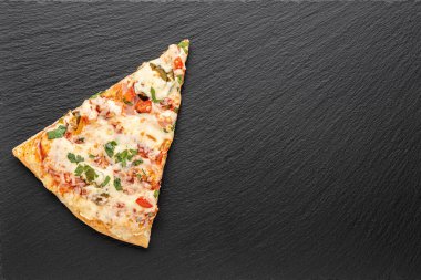 Tahta üzerinde bir dilim pizza.