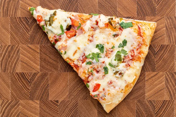 木製の背景にピザのスライストップビュー — ストック写真