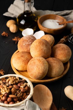 Kahvaltıda süzme peynirli ve fındıklı taze çörekler.