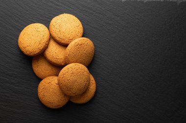 bir taş zemin üzerinde yulaflı kurabiyeler, üst görünüm, metin için yer