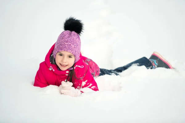 Wesołe Dziecko Leżące Śniegu — Zdjęcie stockowe