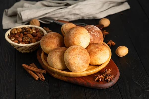 Varma Färska Bullar Med Keso Och Nötter Till Frukost Stockbild