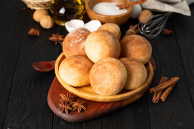 Kahvaltıda süzme peynirli ve fındıklı taze çörekler.