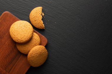 bir taş zemin üzerinde yulaflı kurabiyeler, üst görünüm, metin için yer