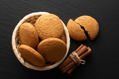 Taze yulaf ezmeli kurabiyeler sepette taş bir arka planda, üst manzara