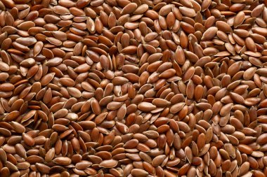 Beyaz arkaplanda izole keten tohumları, üst görünüm