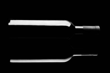 Siyah bir arka planda şarap ile aydınlatılmış bir şişe silueti.