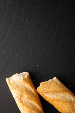 Taş bir arka planda, üst manzarada ikiye bölünmüş baget.