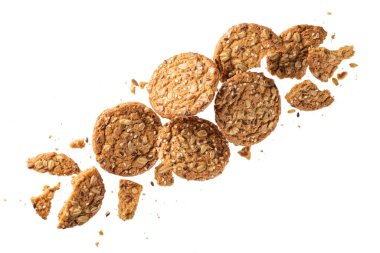 Uçan yulaf ezmeli kurabiyeler beyaz arka planda izole edilmiş çeşitli tohumlar