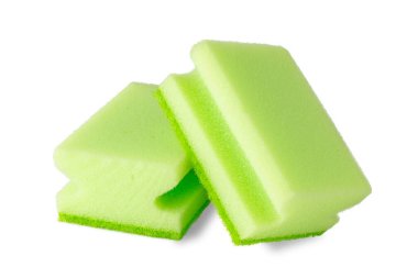 Beyaz arka planda izole edilmiş bulaşık yıkamak için çok renkli süngerler