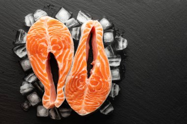 Buzlu somon bifteği ve buz bir taş zemin üzerinde, üst görünüm, metin için yer