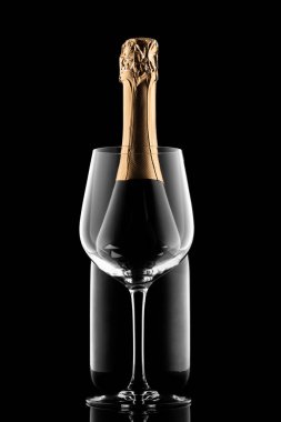 Şampanya şişesi silueti ve siyah arka planda izole edilmiş cam.