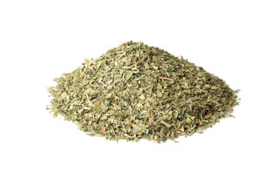 Beyaz arka planda izole edilmiş kurutulmuş fesleğen çeşnisi