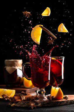 Dolu kadehlerle dolu sakin bir hayat ve düşen baharatlar ve meyveler, farklı yönlere savrulan şarap damlaları