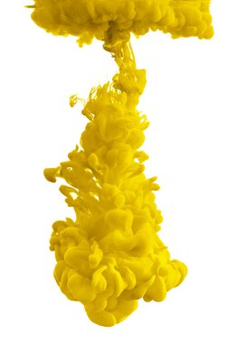 Sudaki akrilik mürekkep beyaz arkaplanda izole edilmiş soyut bir duman deseni oluşturur.