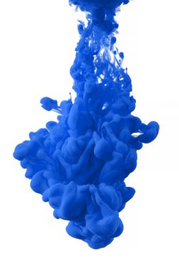 Sudaki akrilik mürekkep beyaz arkaplanda izole edilmiş soyut bir duman deseni oluşturur.