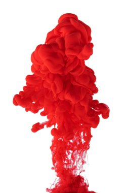 Sudaki akrilik mürekkep beyaz arkaplanda izole edilmiş soyut bir duman deseni oluşturur.