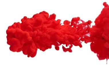 Sudaki akrilik mürekkep beyaz arkaplanda izole edilmiş soyut bir duman deseni oluşturur.