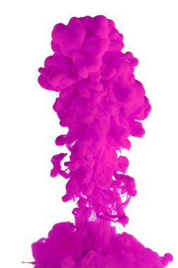 Sudaki akrilik mürekkep beyaz arkaplanda izole edilmiş soyut bir duman deseni oluşturur.