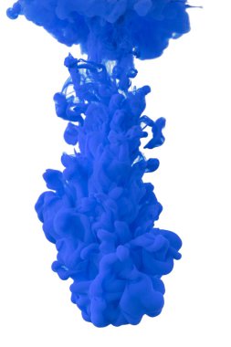 Sudaki akrilik mürekkep beyaz arkaplanda izole edilmiş soyut bir duman deseni oluşturur.