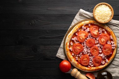 Pizza ahşap arka planda fırın için hazır, yazı için yer, üst manzara..