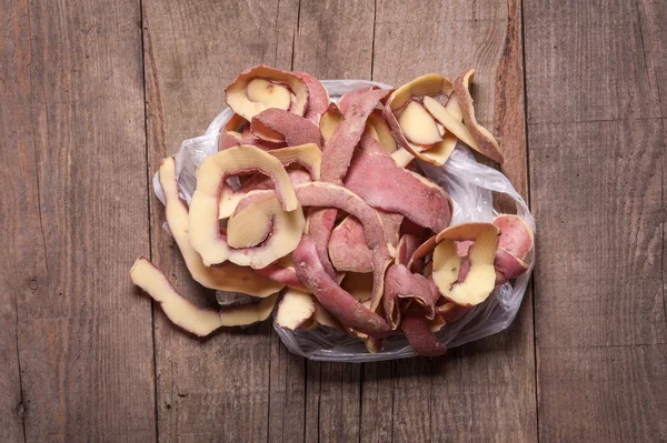 Ahşap masa patates kabuğuna