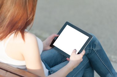 Kız ellerinde tablet