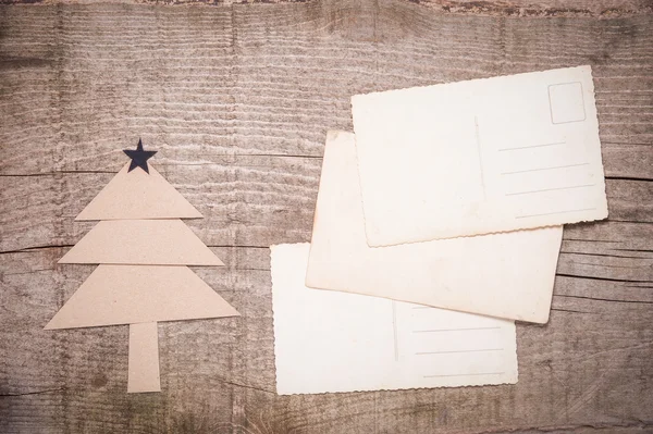 Weihnachtsbaum und alte Postkarten lizenzfreie Stockfotos