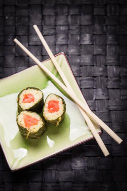 ? egetarian suşi yemek çubukları ile