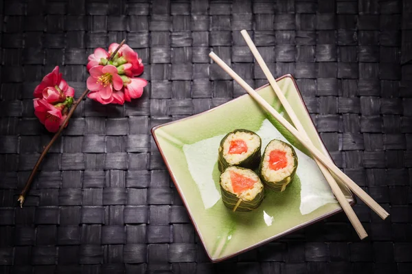 Vegetarisches Sushi mit Blumen lizenzfreie Stockbilder