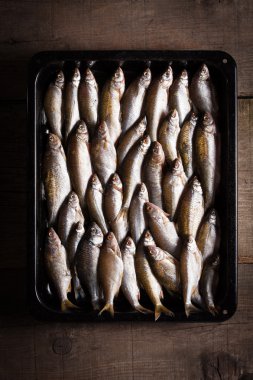 Siyah tepsisinde tatlı su balığı