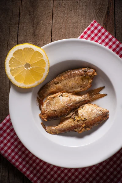 Fish with lemon lobule on plate — Stock Photo, Image