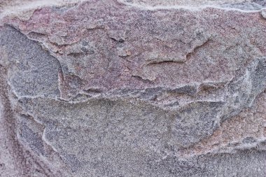 Karla kaplanmış doğal taştan yapılmış güzel bir zemin.