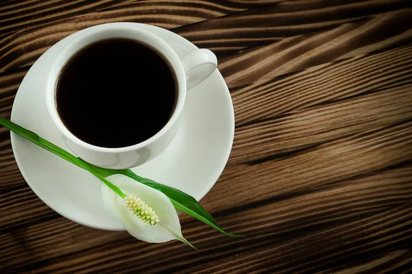 Черный Кофе Белой Чашке Белым Цветком Деревянном Фоне — стоковое фото