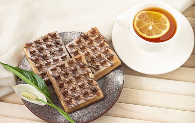 limon çayı ve çikolatalı Belçika waffle 'ı.