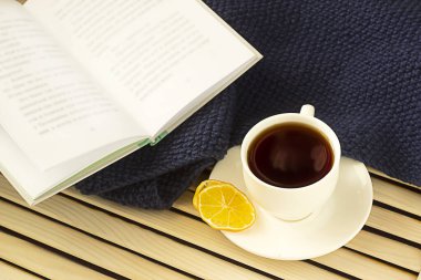 Limonlu çay, battaniye ve kitap.