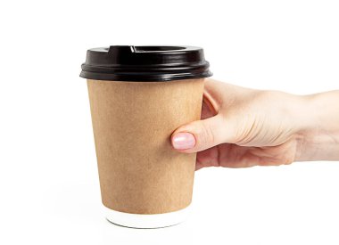Bir kadının eli tek kullanımlık bir kahve bardağını tutuyor. Beyaz arkaplanda yalıtım