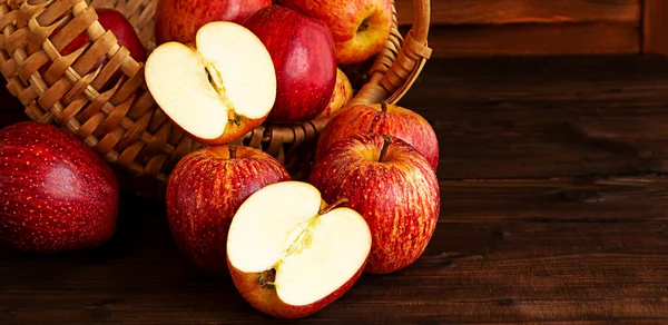 Manzanas Maduras Rojas Amarillas Sobre Fondo Madera Derramado Una Canasta — Foto de Stock