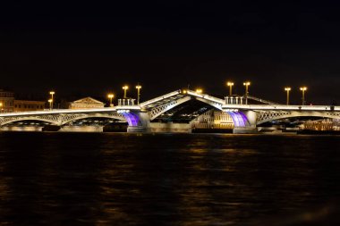 Gece St. Petersburg şehrinin asma köprülerle döşenmiş seti manzarası