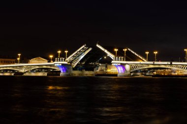 Gece St. Petersburg şehrinin asma köprülerle döşenmiş seti manzarası