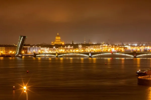 Vue Remblai Ville Saint Pétersbourg Nuit Avec Des Ponts Levis — Photo